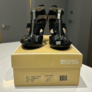 Michael Kors Berkley T Strap Sandals in Size 6